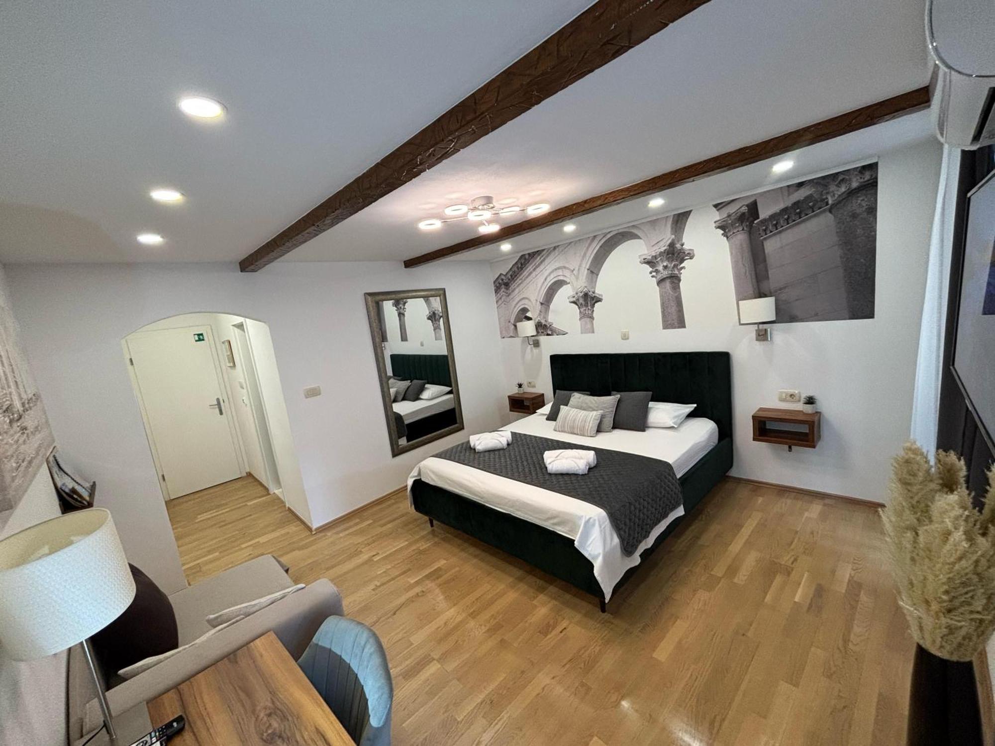 Palace Luxury Room Спліт Екстер'єр фото